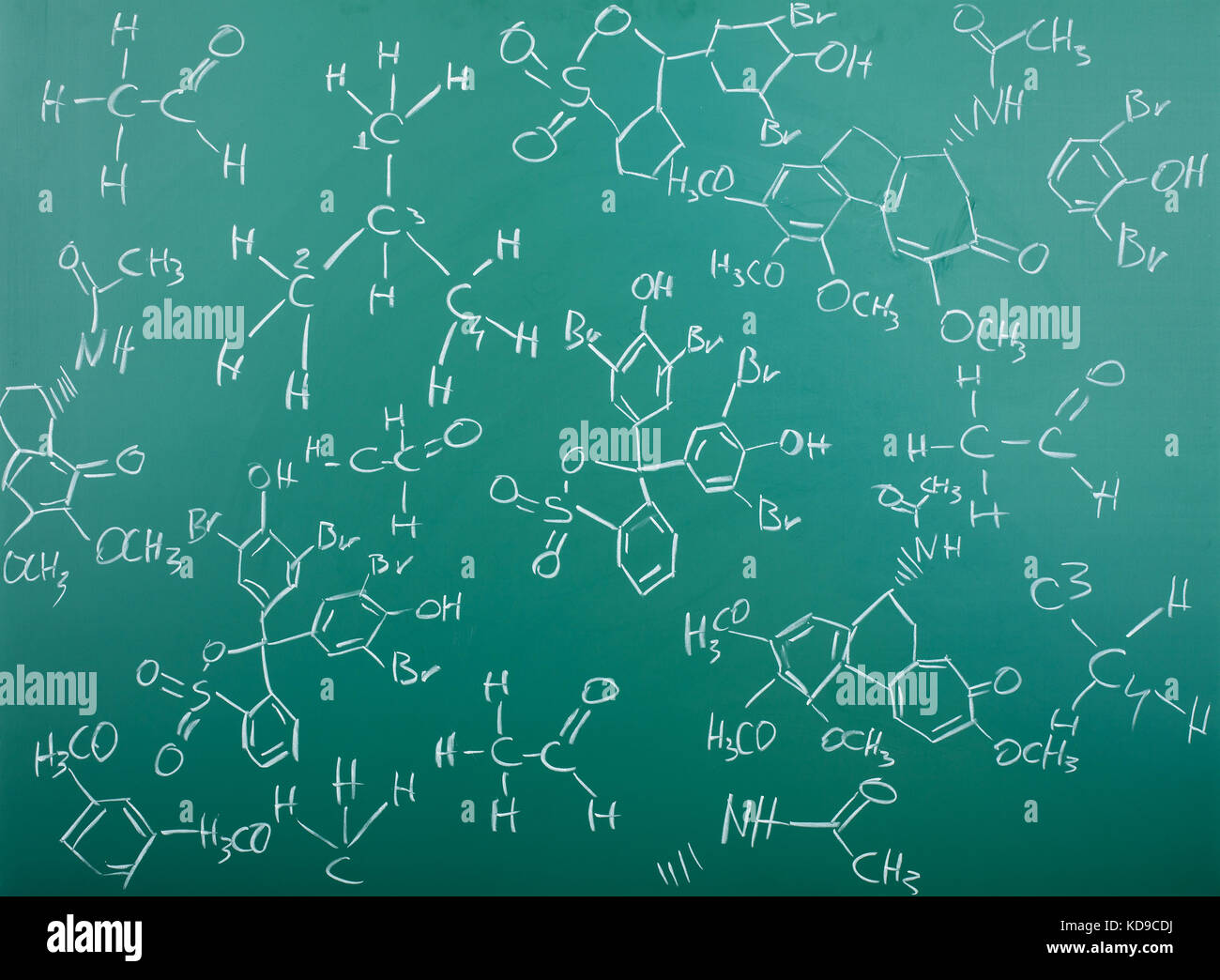 Organisch-chemische Formeln auf einer grünen Tafel Stockfoto