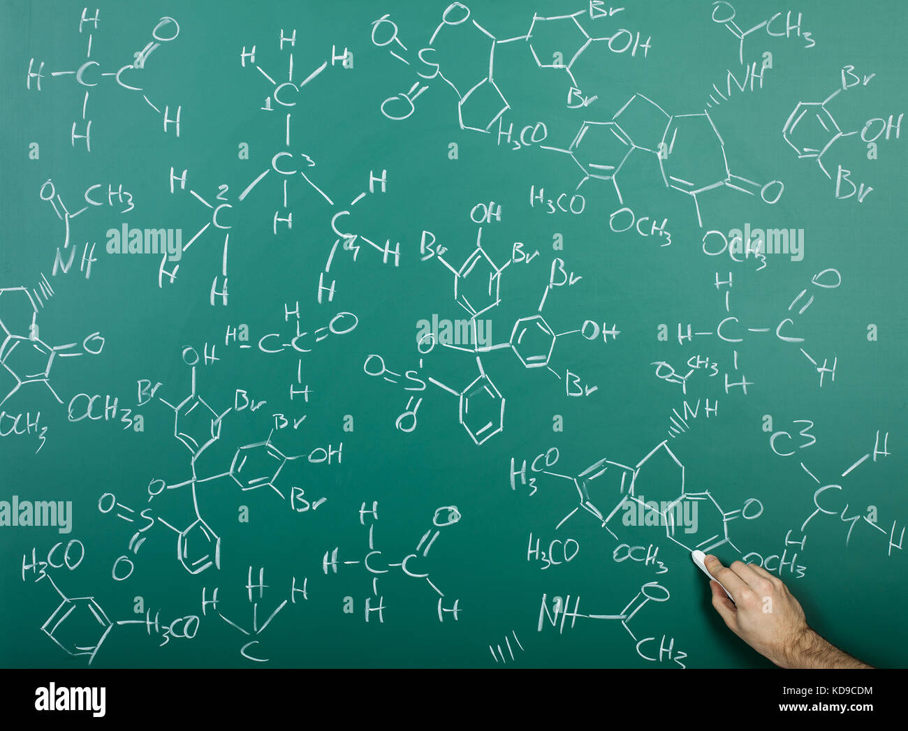 Organisch-chemische Formeln auf einer grünen Tafel Stockfoto