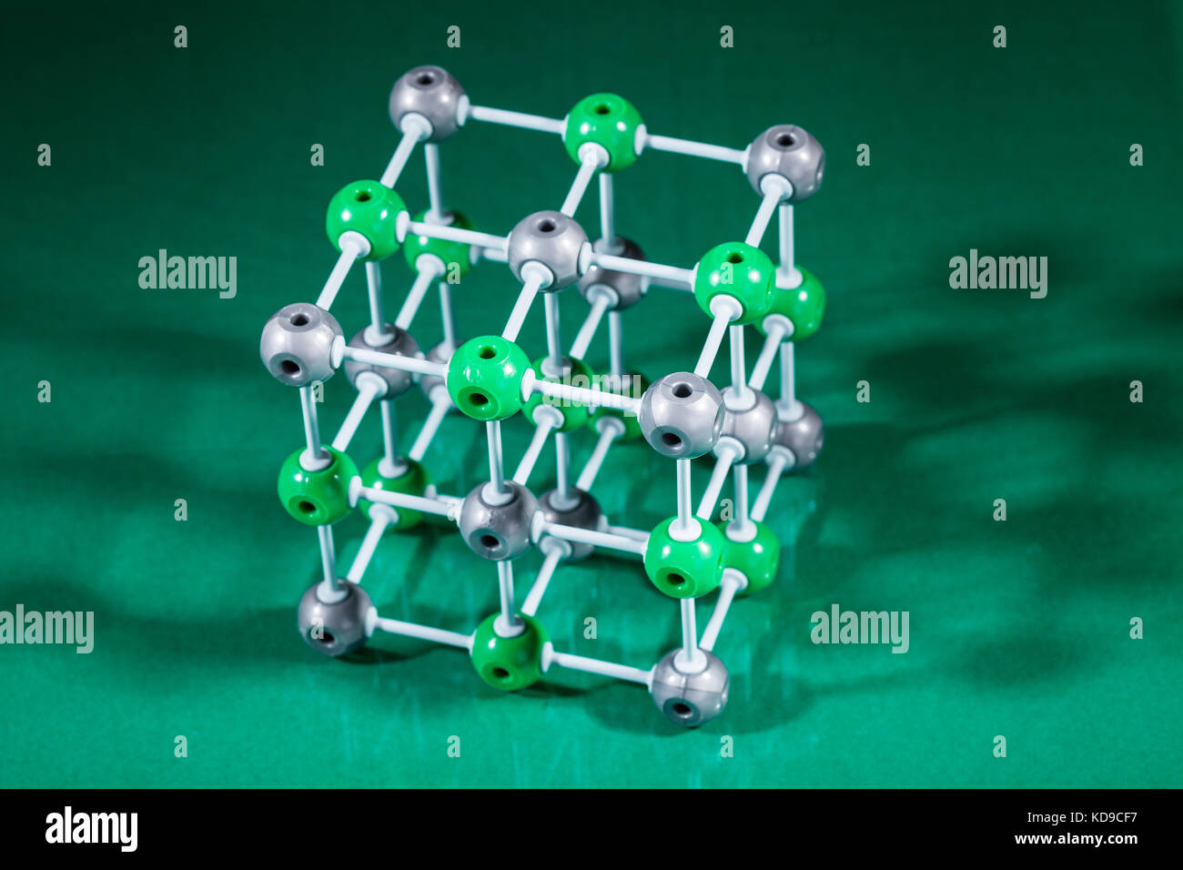 Modell der molekularen Struktur auf Grün reflektierenden Hintergrund Stockfoto