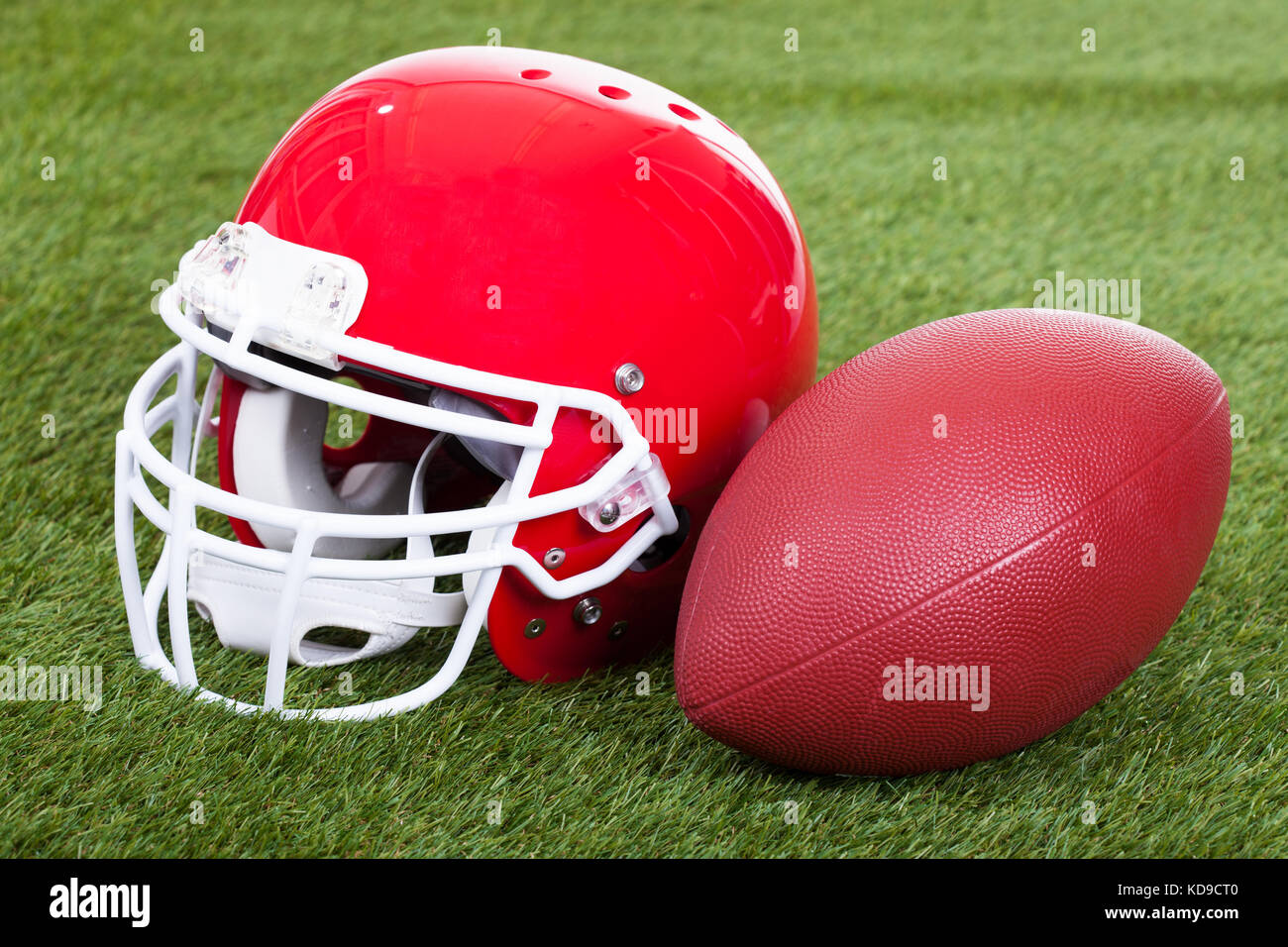 Nahaufnahme einer roten football Helm auf Feld Stockfoto