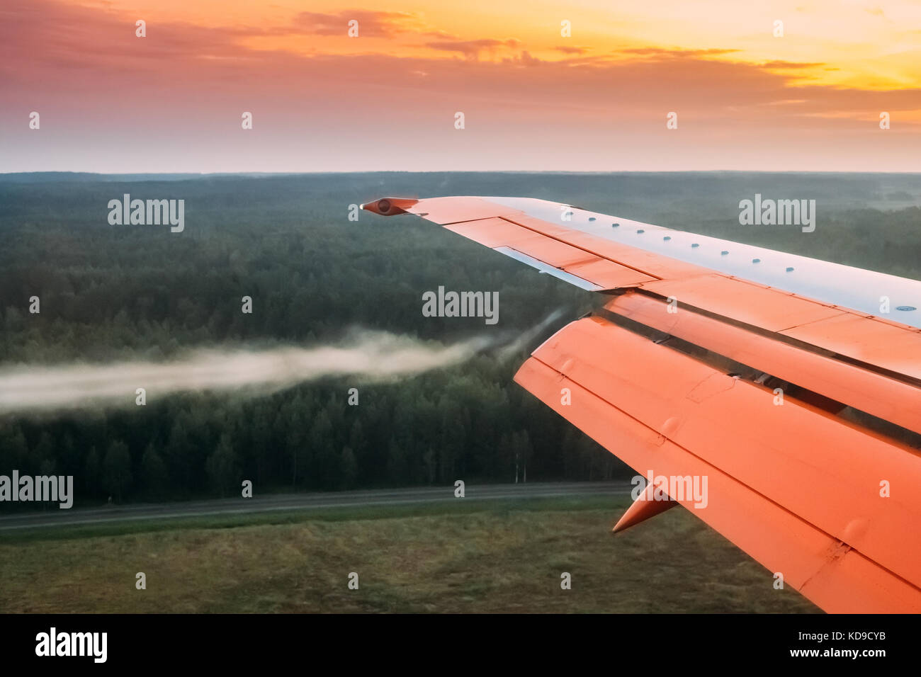 Minsk, Weißrussland. Drehen von Luft auf Flügeln aus dem Flugzeug bei der Landung, Minderung oder abrupte Manöver von Flugzeugen. Stockfoto