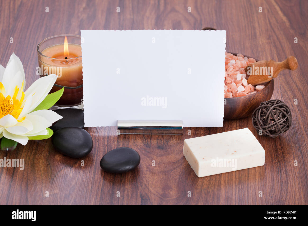 High Angle View Of Blankopapier umgeben mit Wellness-Produkte auf Holztisch Stockfoto
