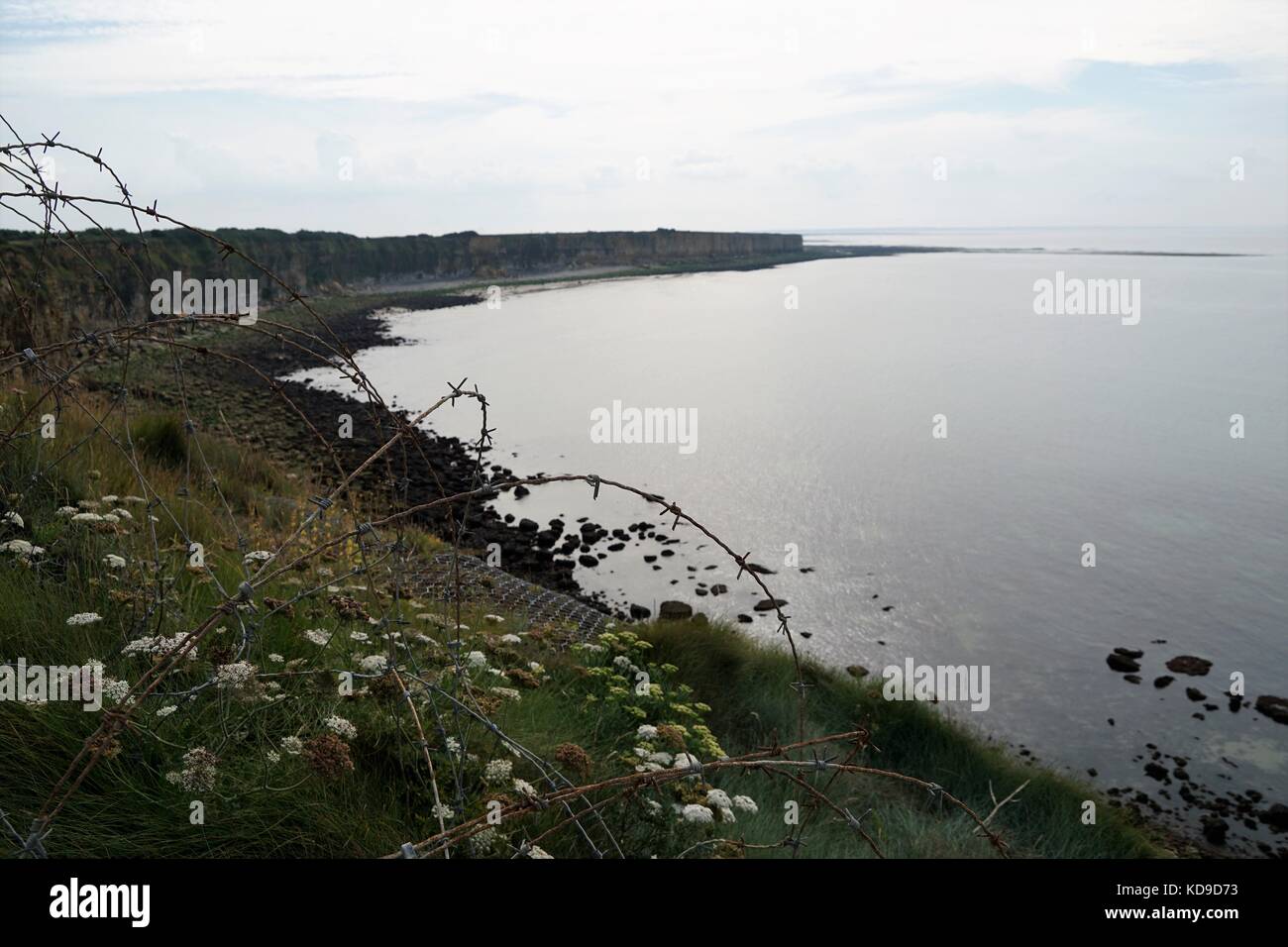 Landung in der Normandie Strand - Küste/Klippen mit Stacheldraht Stockfoto