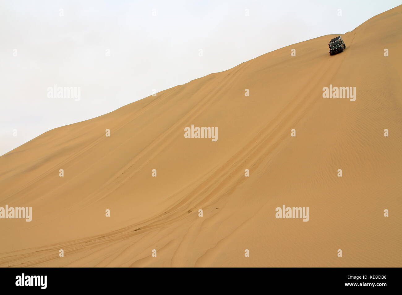 Wüste exploration miteinem Fahrzeug 4x4 Stockfoto