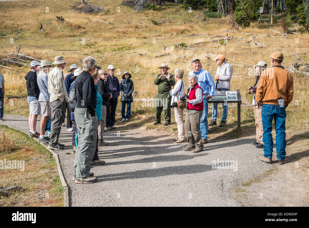 Besucher mit einem Nationalpark Ranger am Schlammvulkan geo-thermischen Becken im Yellowstone Nationalpark, Wyoming Stockfoto