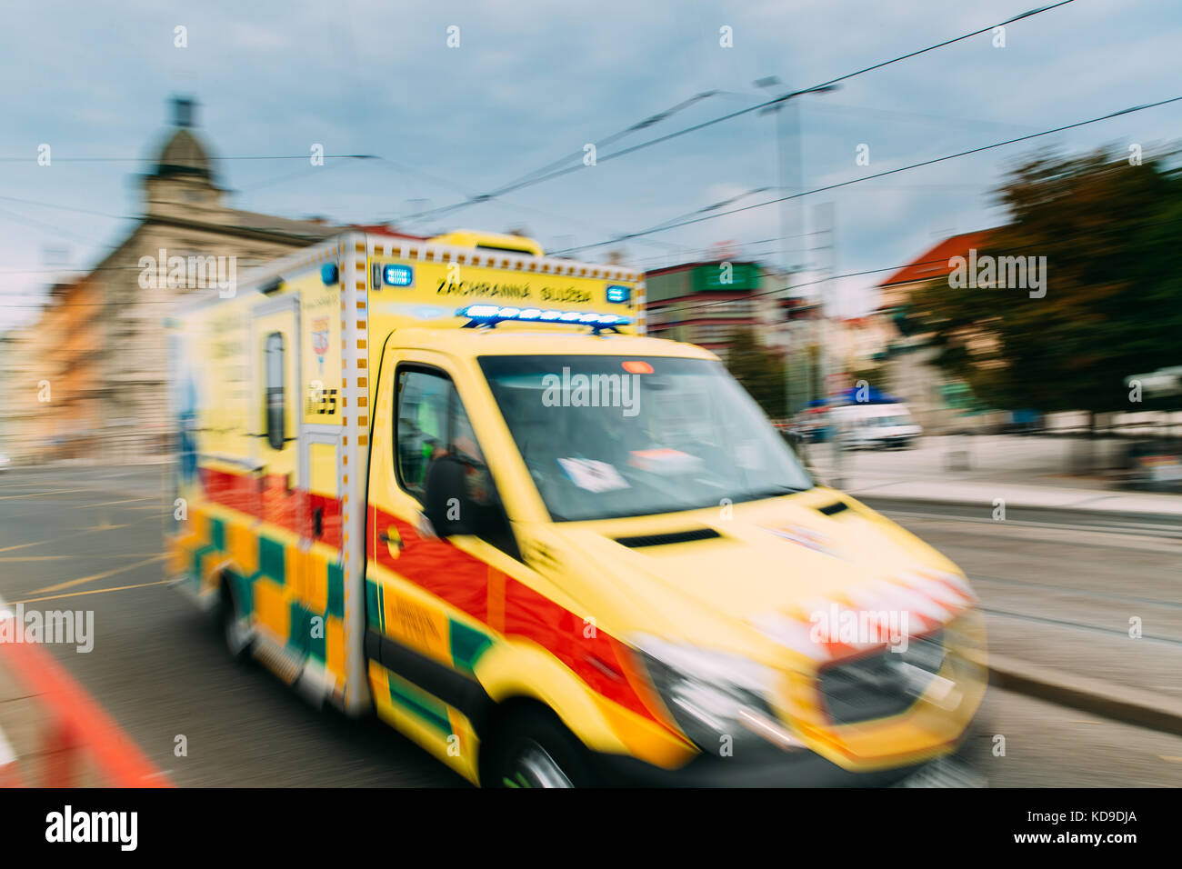 Prag Tschechische Republik Verschieben Mit Sirene Leuchtend Gelben Rettungswagen Reanimation Van Auto Auf Der Strasse Krankenwagen Auto In Bewegung Hintergrund Verschwommen Stockfotografie Alamy