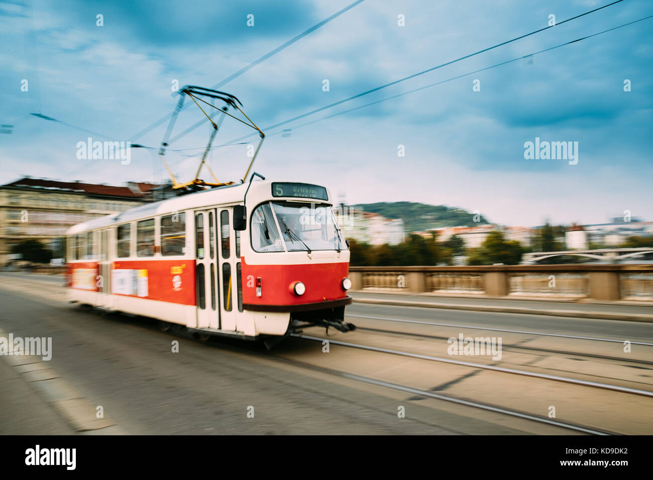 Prag, Tschechische Republik. öffentlichen alten retro Straßenbahn bewegen auf der Bridge Street in verschwommene Bewegung Stockfoto