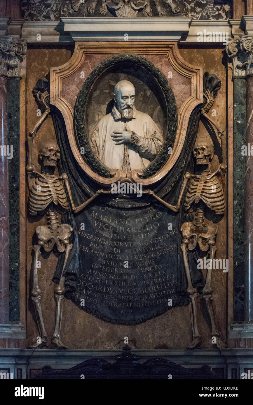 Rom. Italien. Grab von Kardinal Mariano Pietro Vecchiarelli (d. 1639). Die Basilika San Pietro in Vincoli (St. Peter in Ketten). Stockfoto