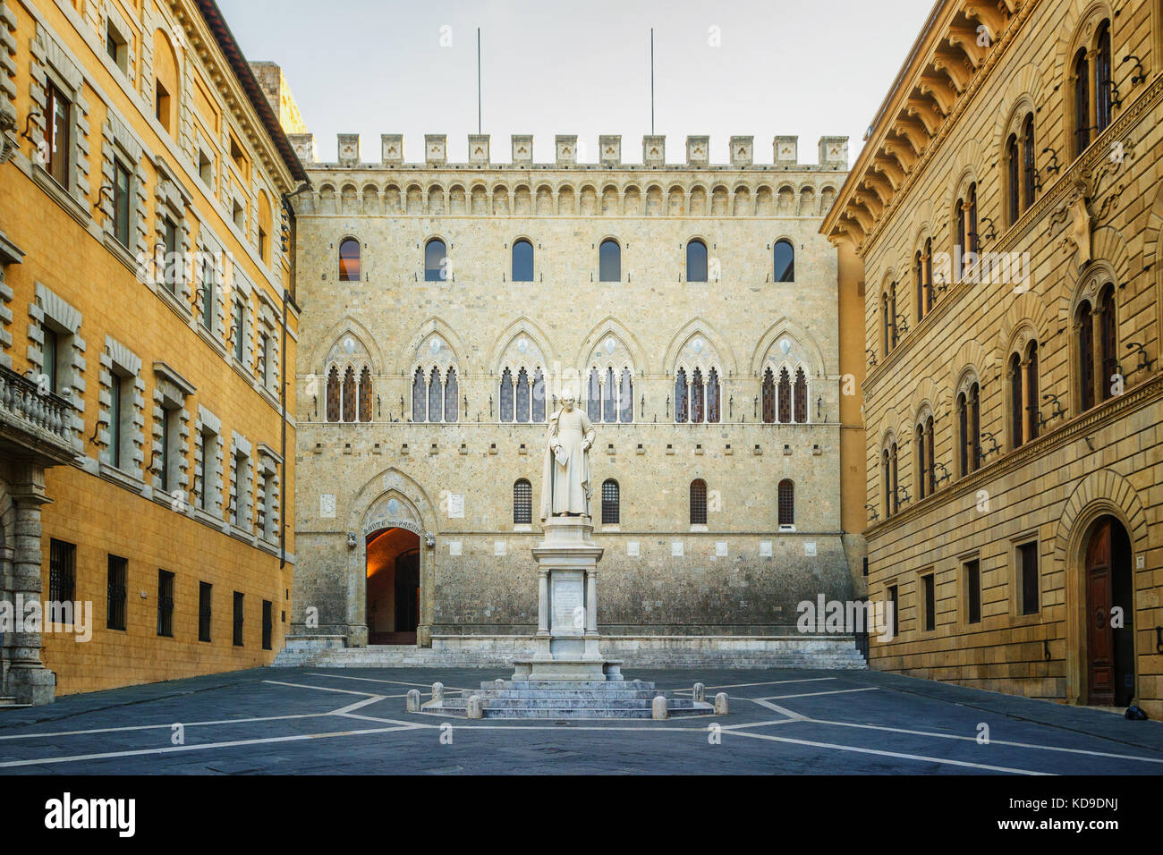 Siena, Italien. Die Piazza Salimbeni Stockfoto