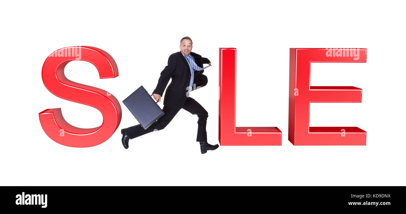 Geschäftsmann mit Aktenkoffer vor Verkaufsschild ausgeführt. Isolated On White Stockfoto