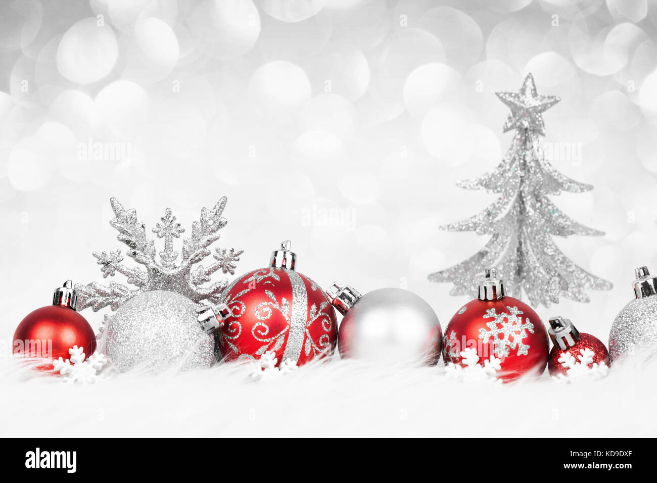 Weihnachten Rote Kugeln Mit Silber Dekoration Auf Dem Schnee Weihnachtskarte Stockfotografie Alamy