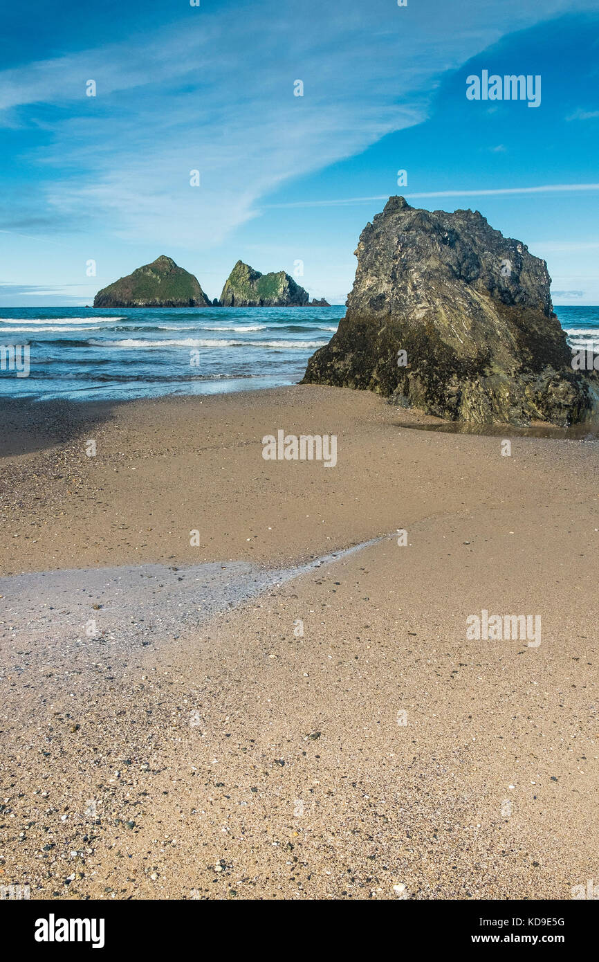 Die ikonischen Gull Rocks an der Holywell Bay, einer der Poldark-Drehorte in Cornwall. Stockfoto