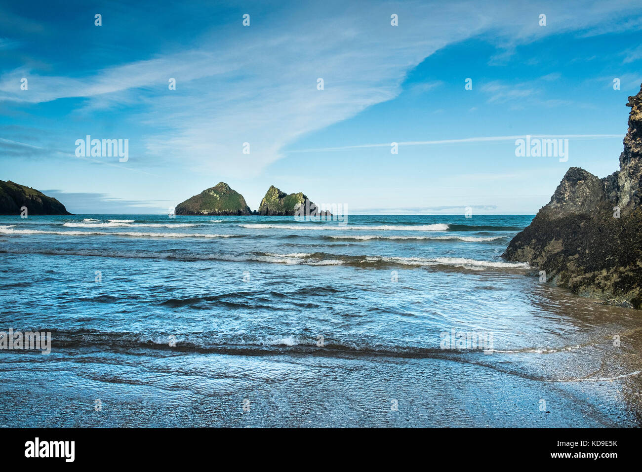 Die ikonischen Gull Rocks an der Holywell Bay, einer der Poldark-Drehorte in Cornwall. Stockfoto