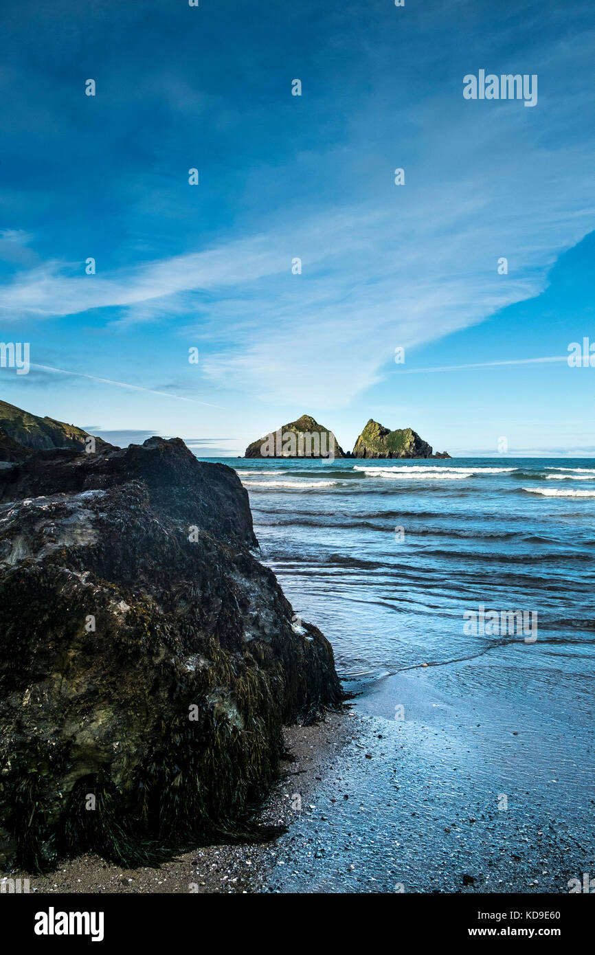 Die ikonischen Gull Rocks an der Holywell Bay, einer der Poldark-Drehorte in Cornwall. Stockfoto