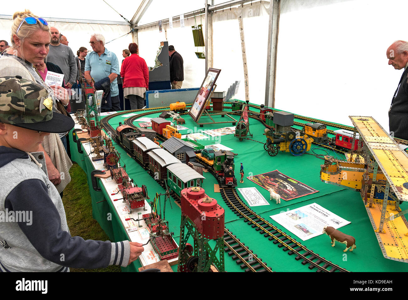Familien und Sportbegeisterte an einer Modellbahn und meccano Modelle Ausstellung in Cornwall, England. Stockfoto