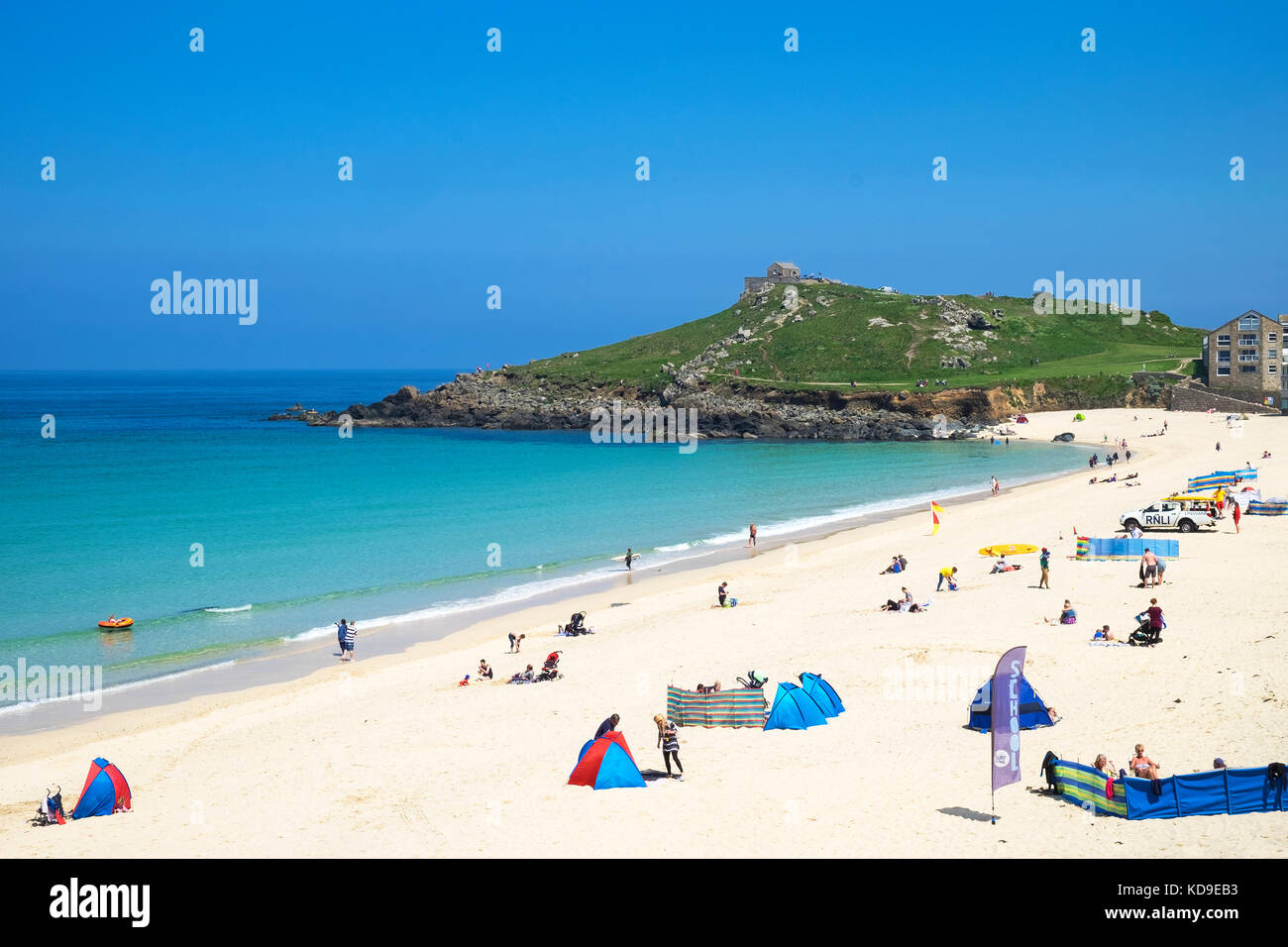 Sonnigen Tag an Porthmeor Beach in St. Ives, Cornwall, England, Großbritannien, Großbritannien. Stockfoto