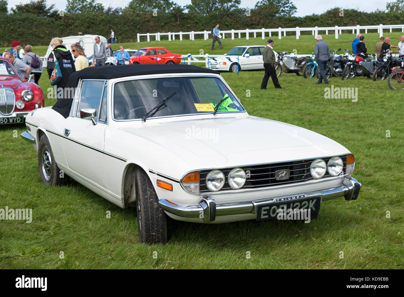 Ein Weißes mit einem schwarzen Verdeck Stag an der Oldtimer Rallye Stockfoto