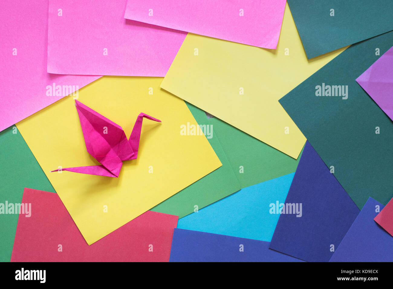 Origami auf ein buntes Papier origami Hintergrund. Vogel Form origami Stockfoto