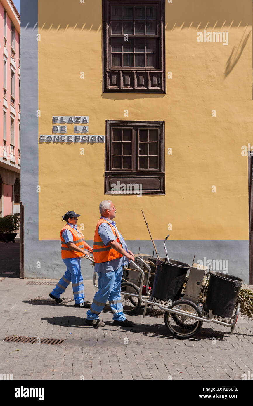 Straßenreinigung mit einem Karren in der Plaza de La Concepcion, Straßennamen in alte Fliesen an der Wand, San Cristobal de La Laguna, die zum UNESCO-Weltkulturerbe s Stockfoto