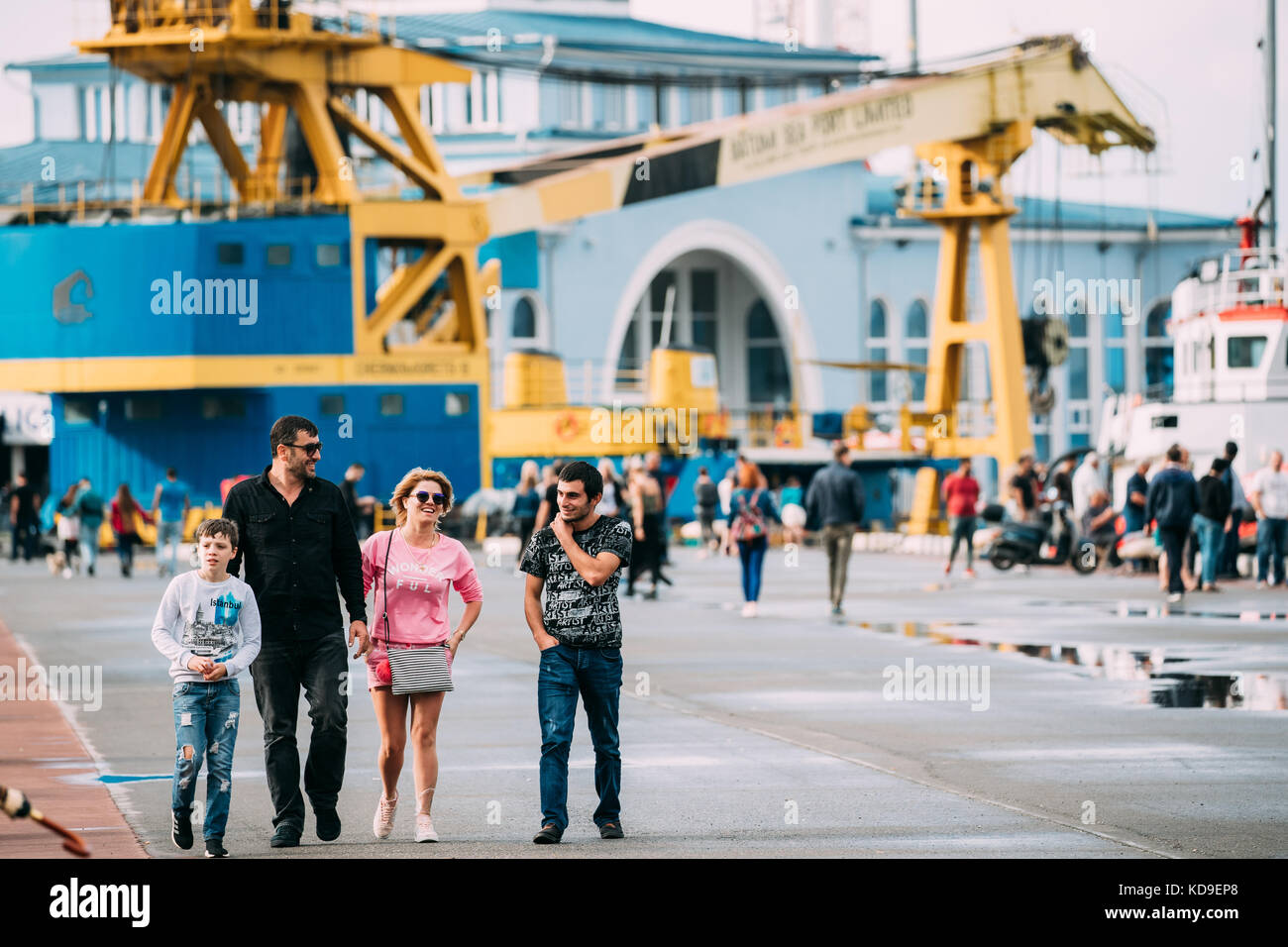 Batumi, Adscharien, Georgien - September 7, 2017: Menschen zu Fuß in Port Dock auf Sommer Abend in Batumi, Adscharien, Georgien Stockfoto