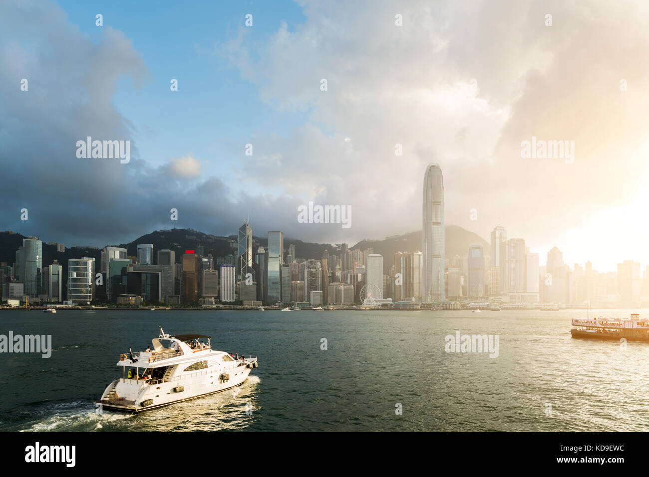 Blick auf Victoria Harbour und Hong Kong skyscraper Büro- und Kreuzfahrtschiff bei Sonnenuntergang Zeit in Hongkong. Asien. Stockfoto