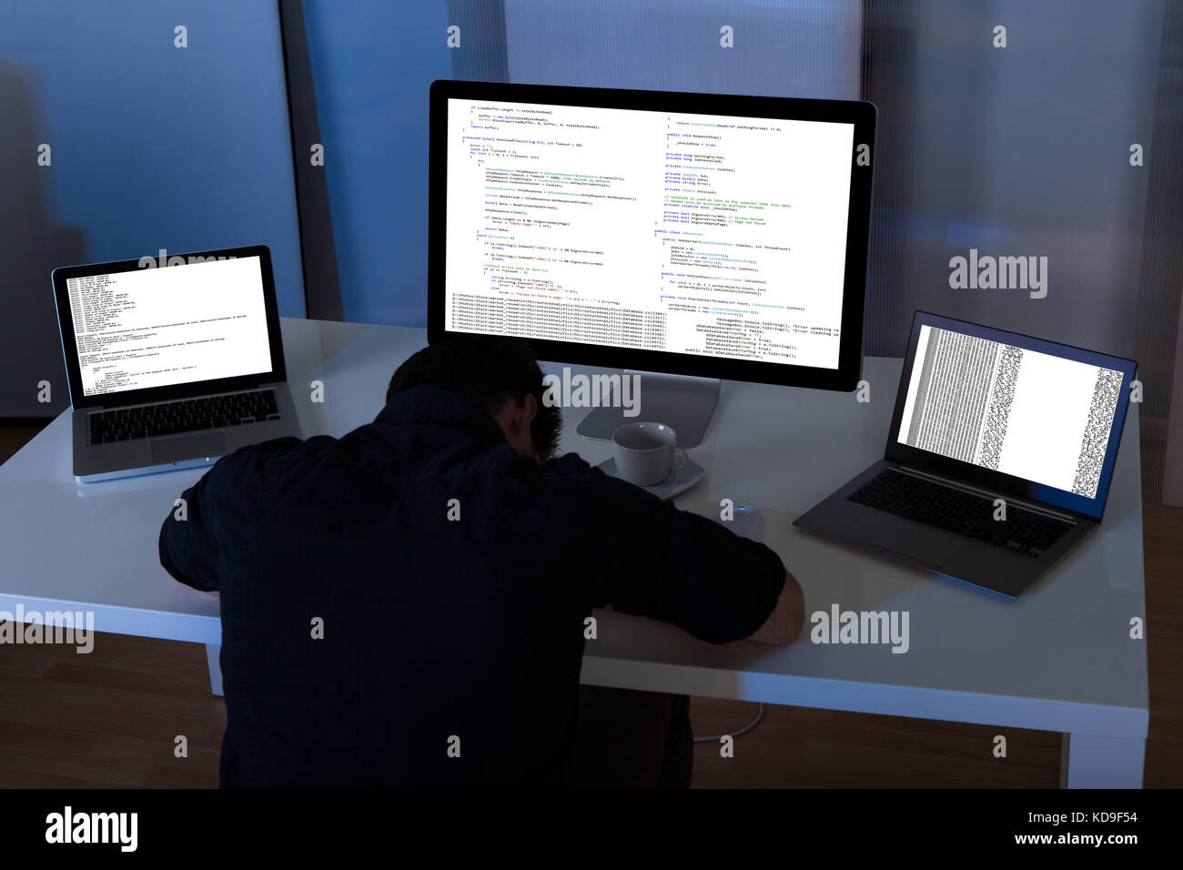 Programmierer schlafen am Arbeitsplatz im Büro Stockfoto