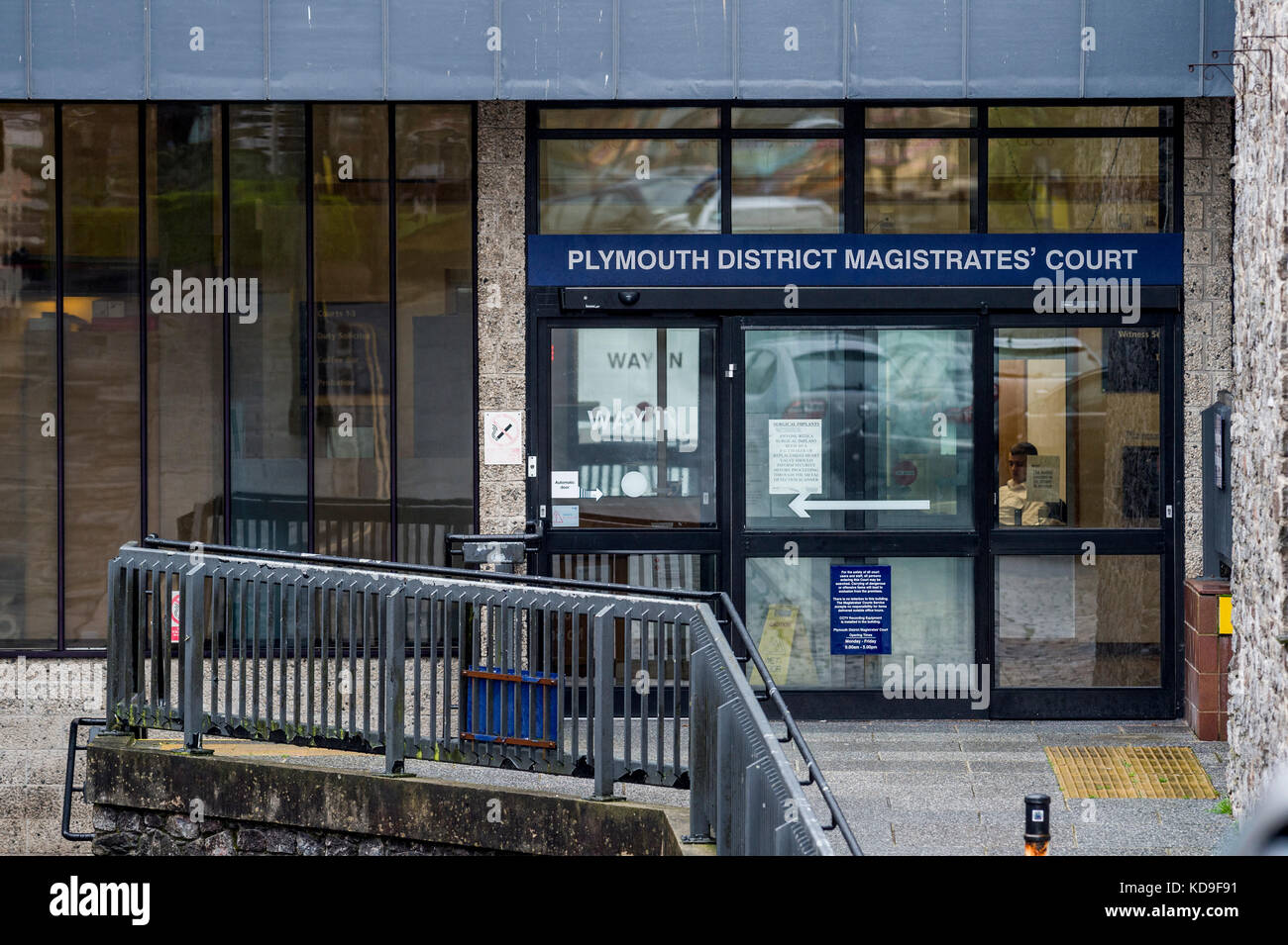 Außerhalb des Plymouth Magistrates' Court Stockfoto