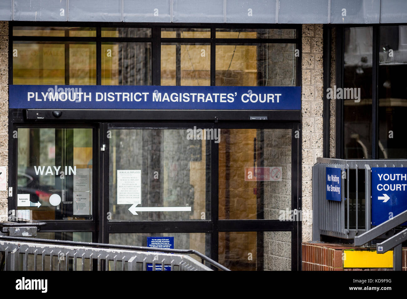 Außerhalb des Plymouth Magistrates' Court Stockfoto
