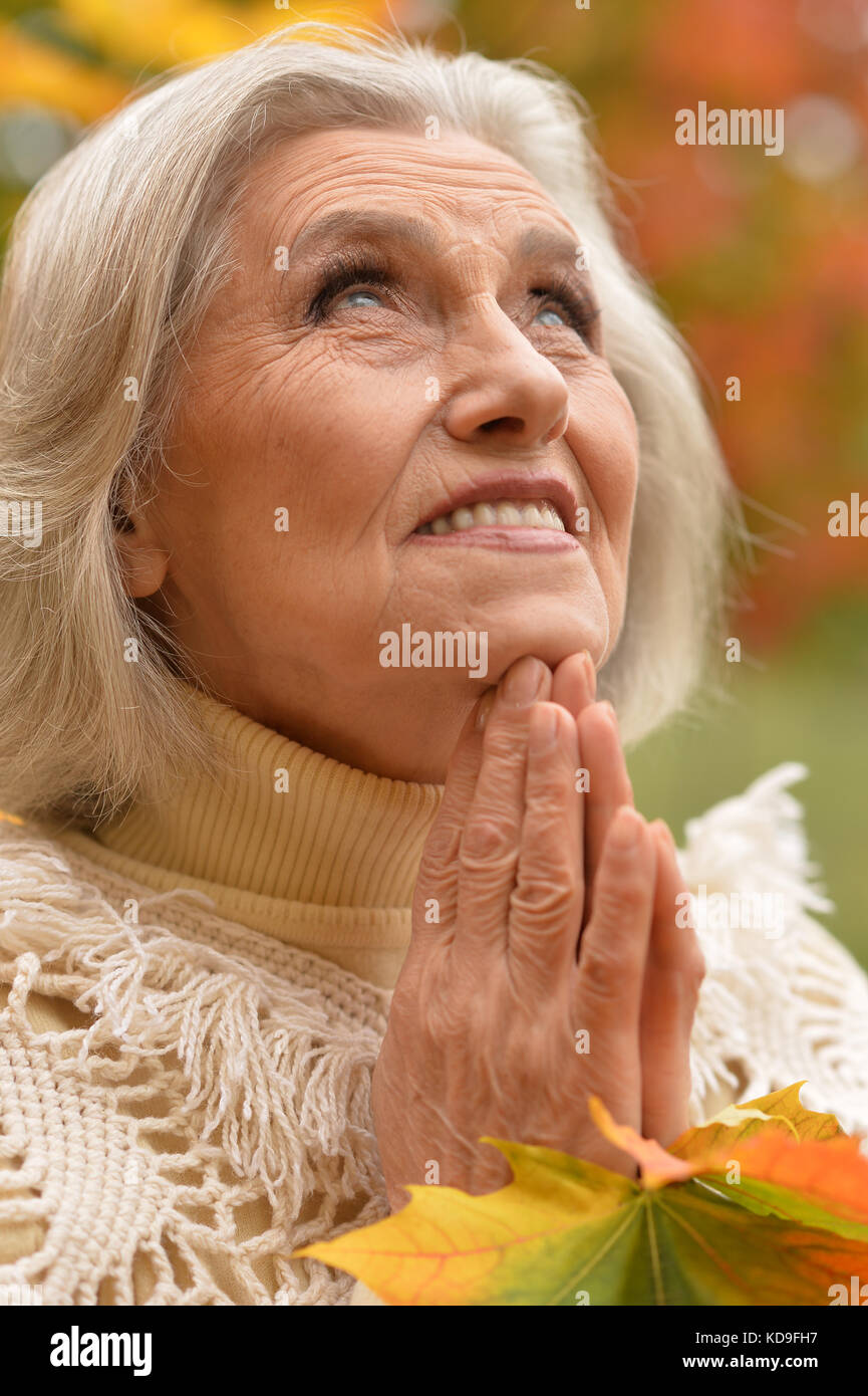 ältere Frau beten Stockfoto