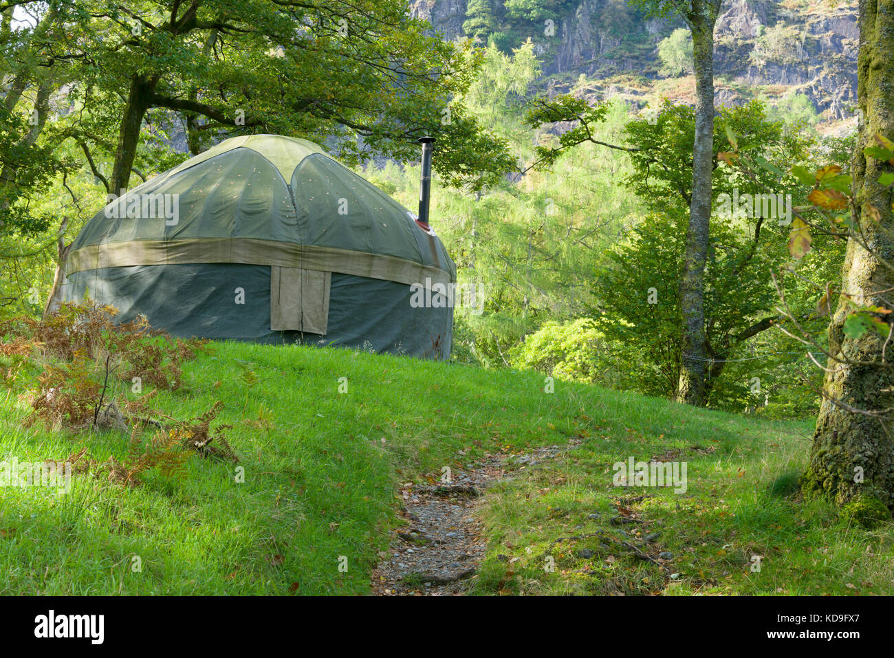 Eine grüne Jurte auf niedrigen Mulden Campingplatz im Borrowdale, Cumbria, Großbritannien. Stockfoto