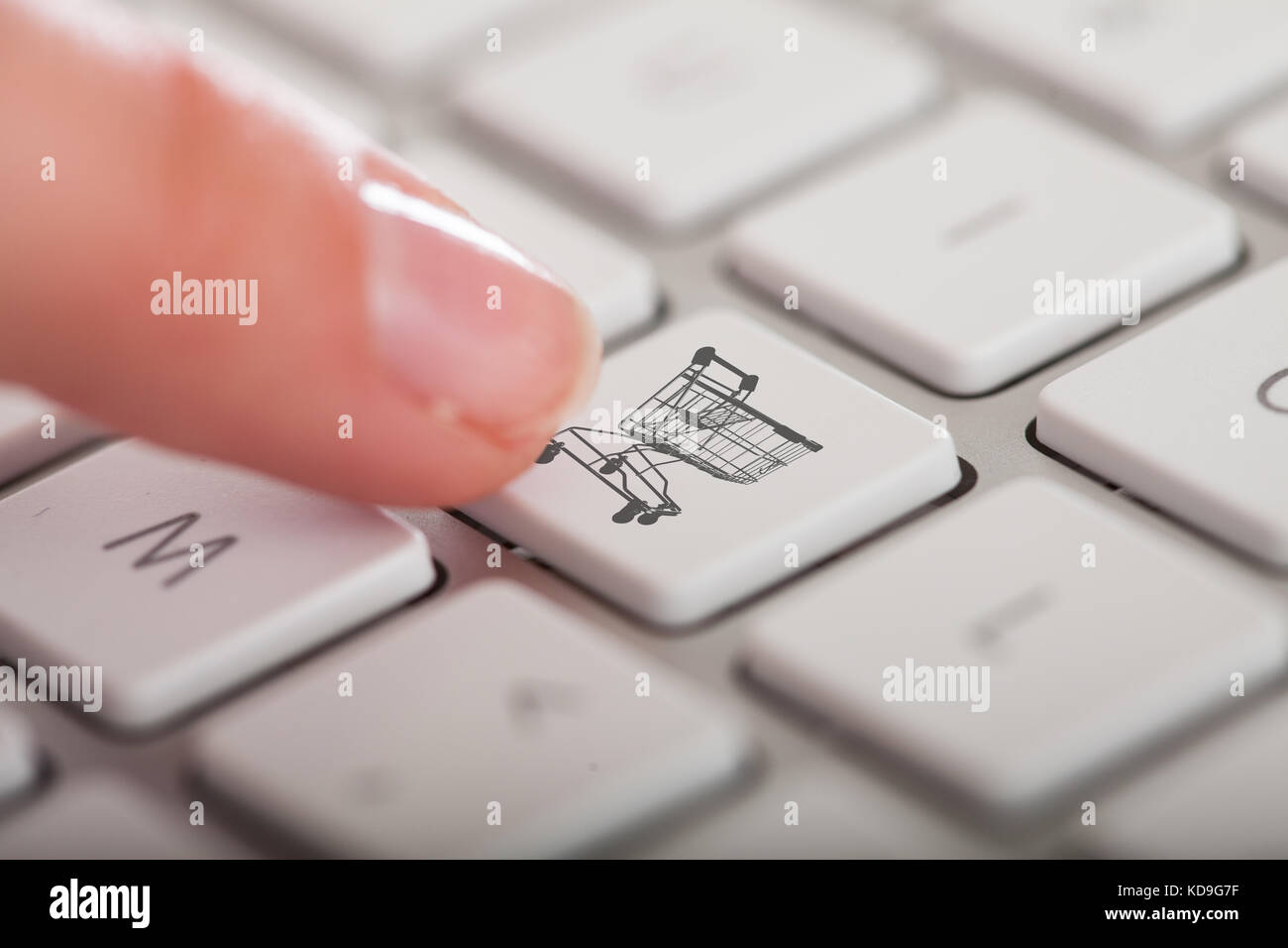 Nahaufnahme der Hände drücken der Taste Tastatur kaufen Stockfoto