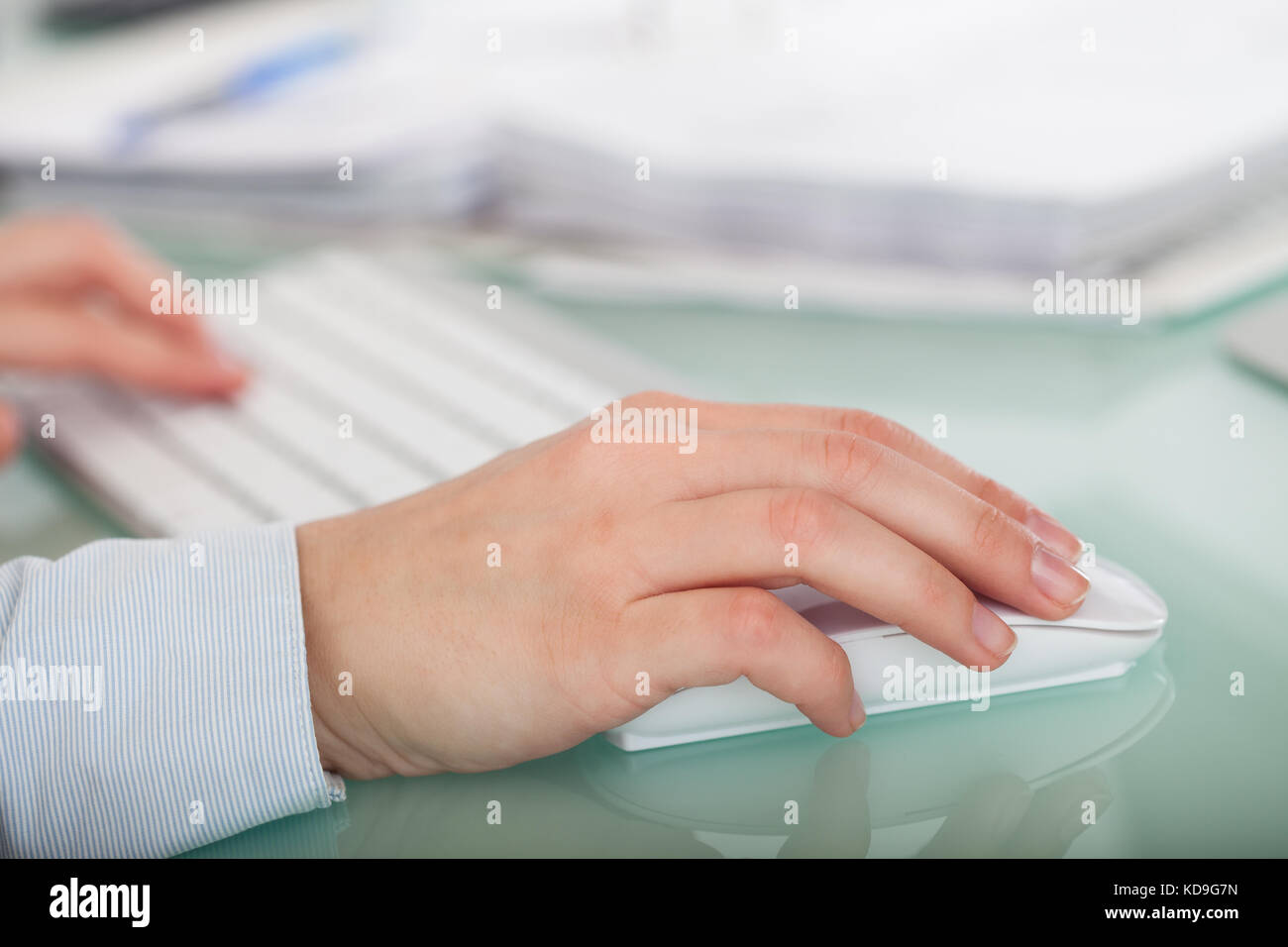 Nahaufnahme von Hand mit der Tastatur und der Maus Stockfoto