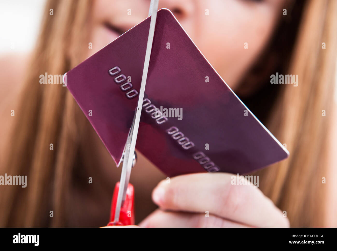 Nahaufnahme der Hand schneiden Kreditkarte mit der Schere Stockfoto