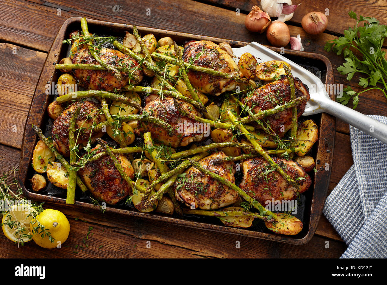 Blatt = pan Honig dijon Huhn und Spargel Stockfoto