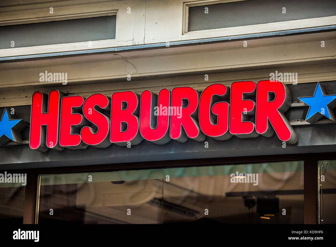 Hesburger Logo-Schild in Riga, Lettland. Hesburger ist ein Fast-Food-Restaurant in Turku, Finnland Stockfoto