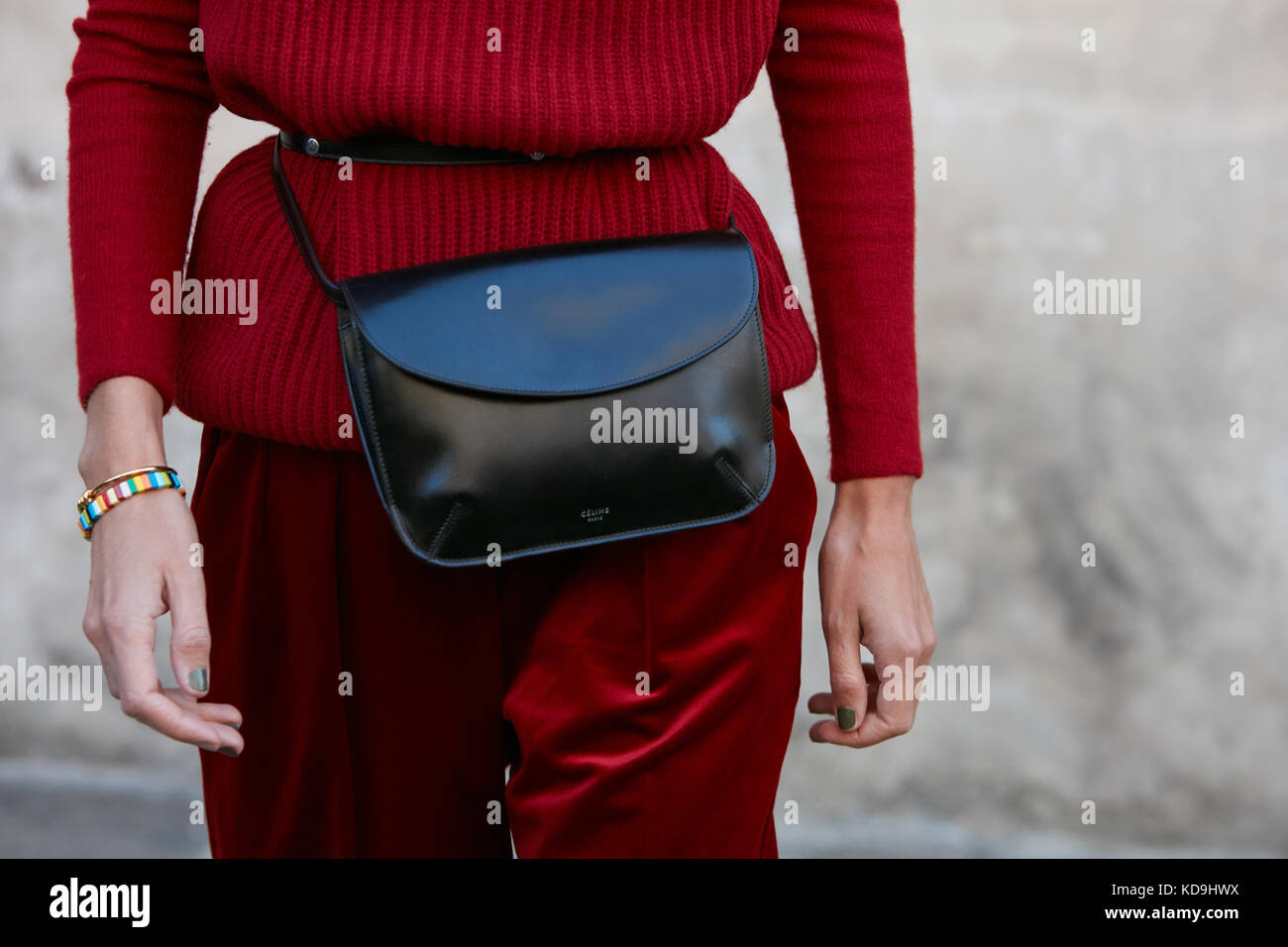 Mailand - 21. September: Frau mit schwarzem Leder celine Tasche und rotem Samt  Hose vor Max Mara fashion show, Mailand fashion week street style Sep  Stockfotografie - Alamy