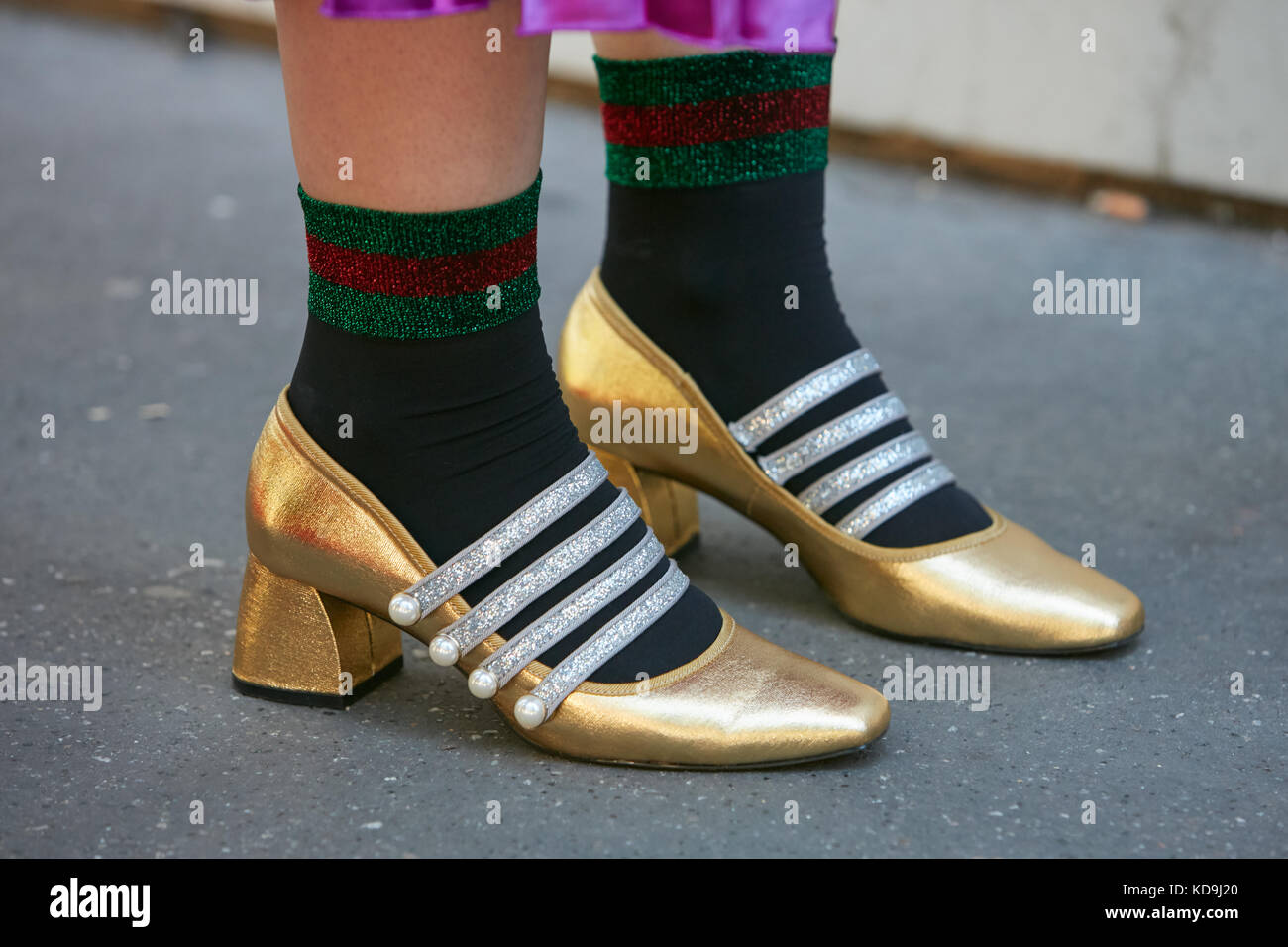 Mailand - 21. September: Frau mit goldenen Schuhe mit Silber Glitzer Gürtel  und Gucci Socken vor Fendi fashion show, Mailand fashion week street style  Stockfotografie - Alamy