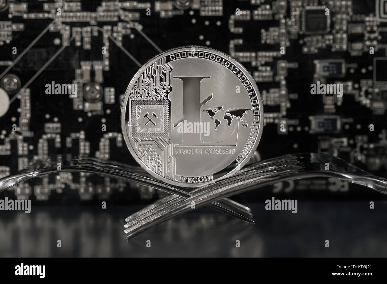 Ansicht des litecoin Münze (bitcoin harte Gabel) ist eine dezentralisierte Open-Source-crypto-Währung im Hintergrund einer Hauptplatine mit Mikroschaltungen Stockfoto