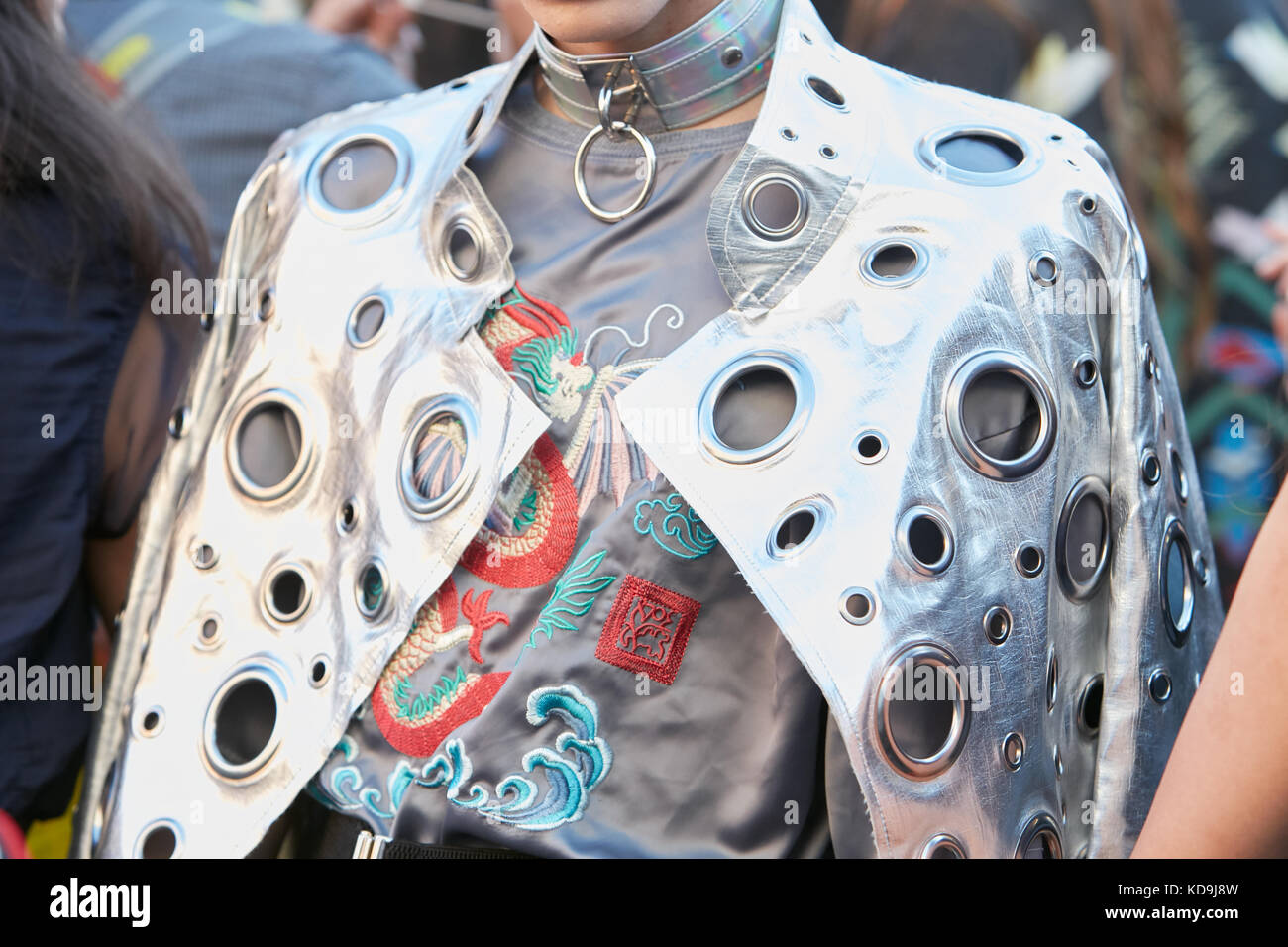Mailand - 21. September: Mann mit Metallic Silber Jacke mit Bohrungen vor Prada fashion show, Mailand fashion week street style am 21. September 2017 in m Stockfoto
