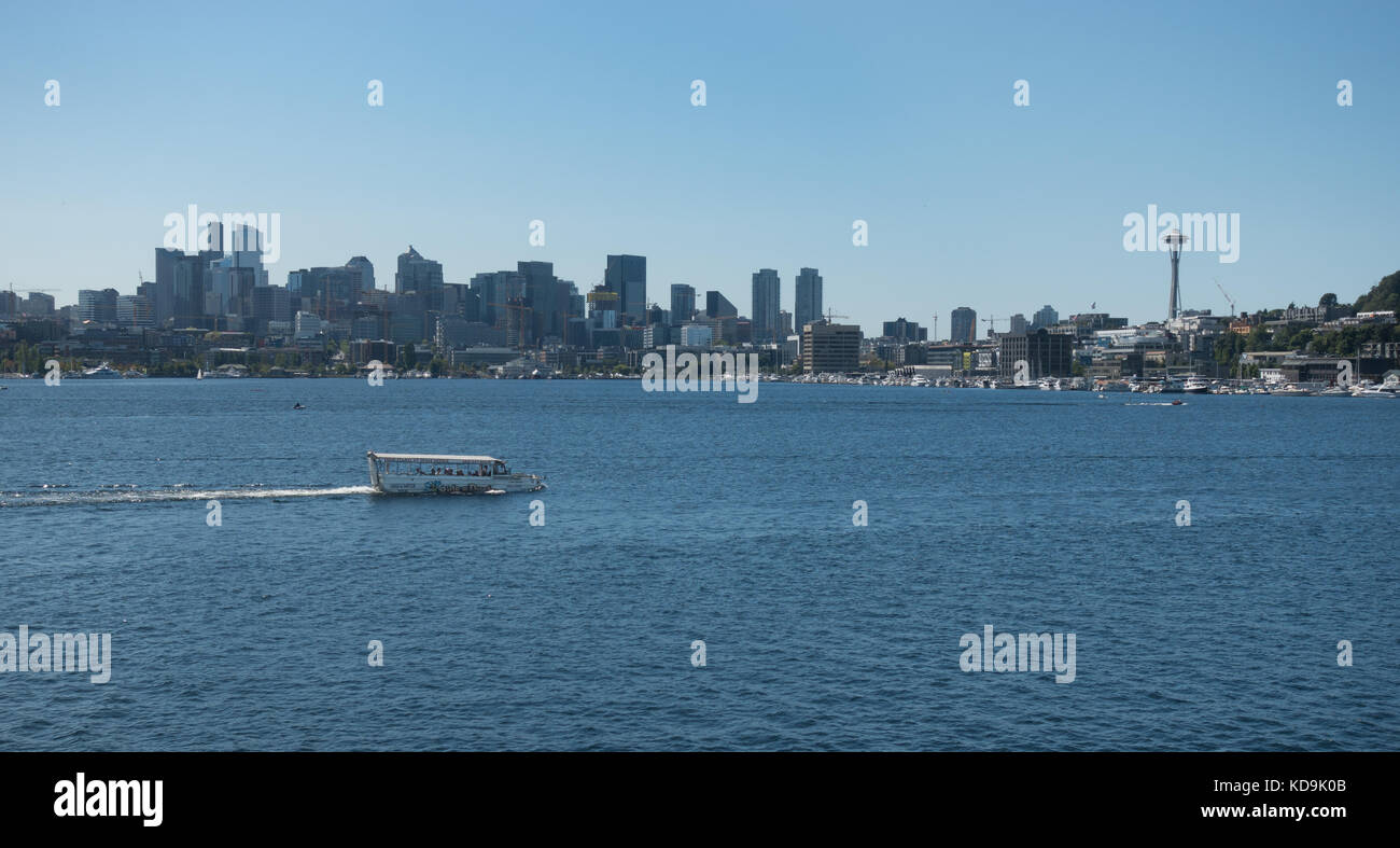 Touristen beliebten Ente Boot amphibischen Fahrt auf malerischen Lake Union, Skyline von Seattle, Space Needle, Baukräne im Abstand von Gas Park. Stockfoto