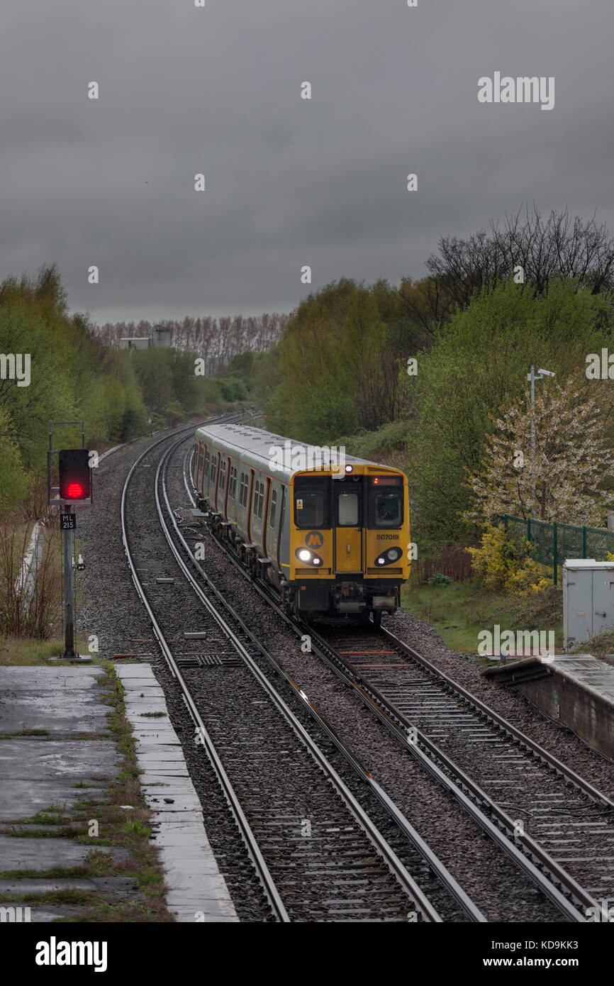 Merseyrail Klasse 507 507019 Die 1850 Ormskirk - Liverpool Central in Aintree Bahnhof Stockfoto