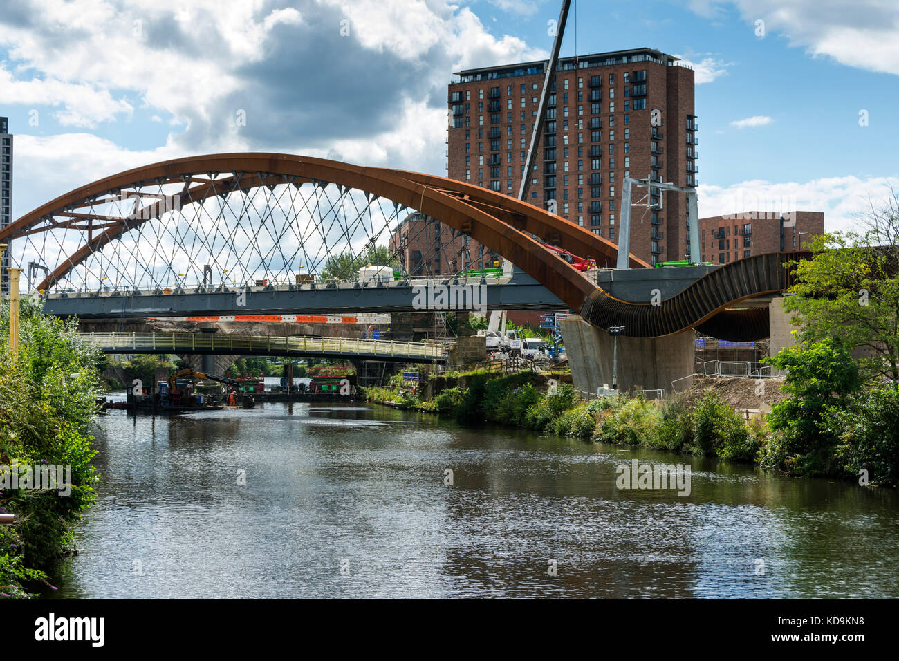 Neue Eisenbahnbrücke im Bau über dem Fluß Irwell, für Bahnprojekt Verknüpfung Ordsall Akkord Salford, Manchester, England, UK Stockfoto