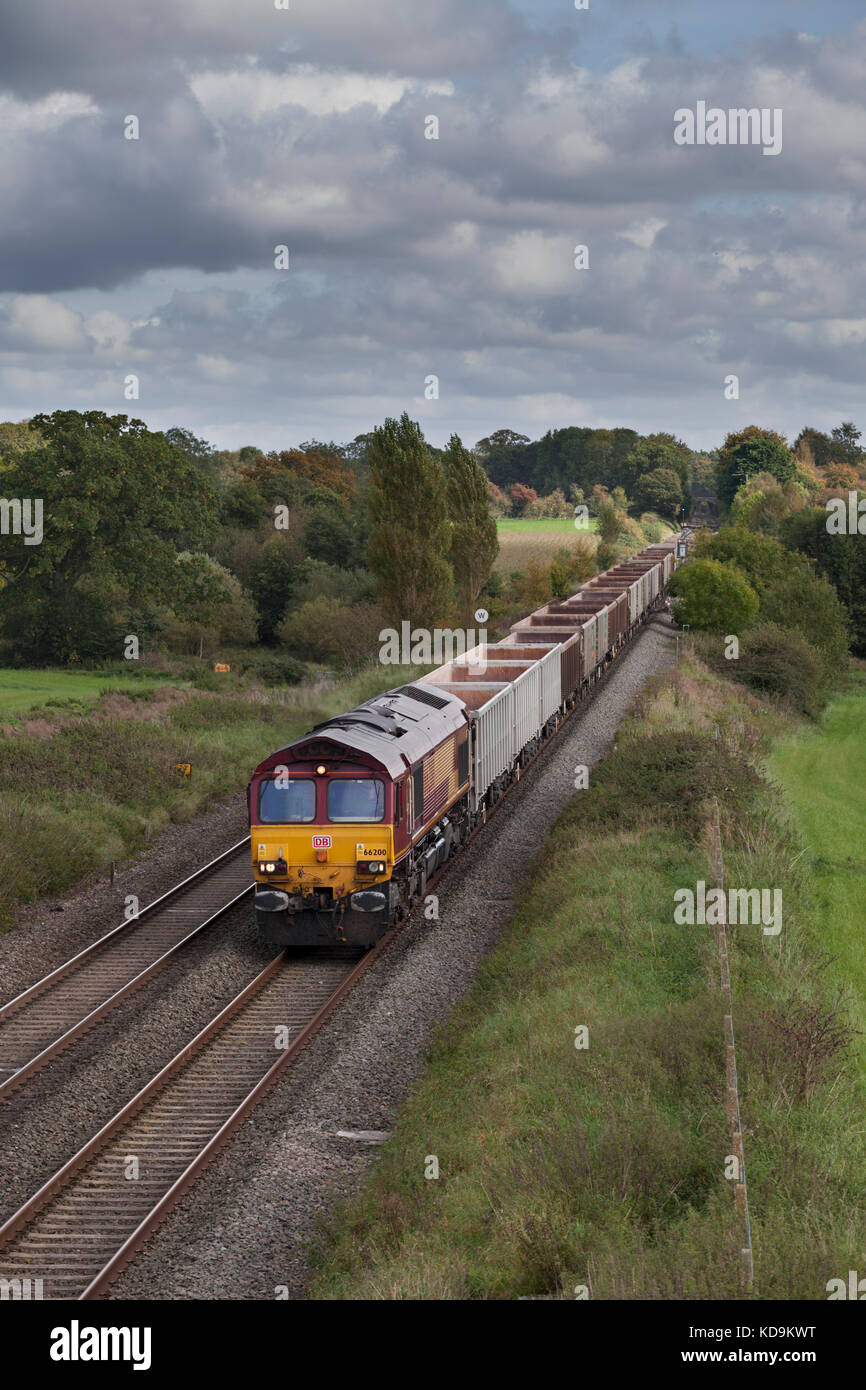 Woodborough (zwischen Pewsey & Westbury) DB Cargo Class 66 Lokomotive 66200 schleppen eine leere Güterzug Richtung Whatley Steinbruch Stockfoto