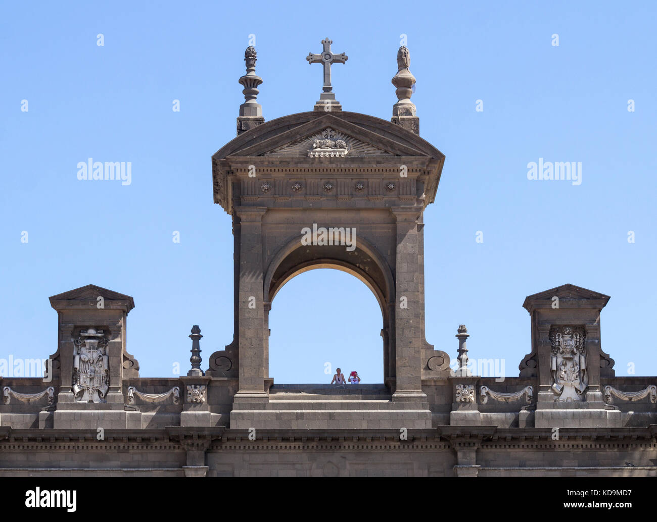 Touristen und Blick auf die Plaza Santa Ana Santa Ana Kathedrale. vegueta, Las Palmas, Gran Canaria, Kanarische Inseln, Spanien Stockfoto
