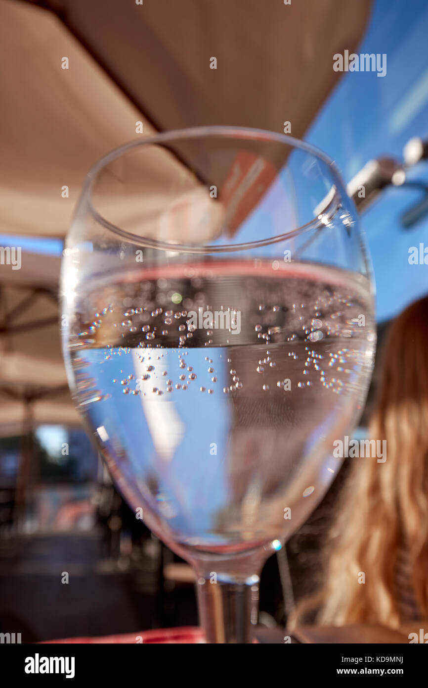 Reines Trinkwasser Glas im Sommer Terrasse Cafe. Stockfoto