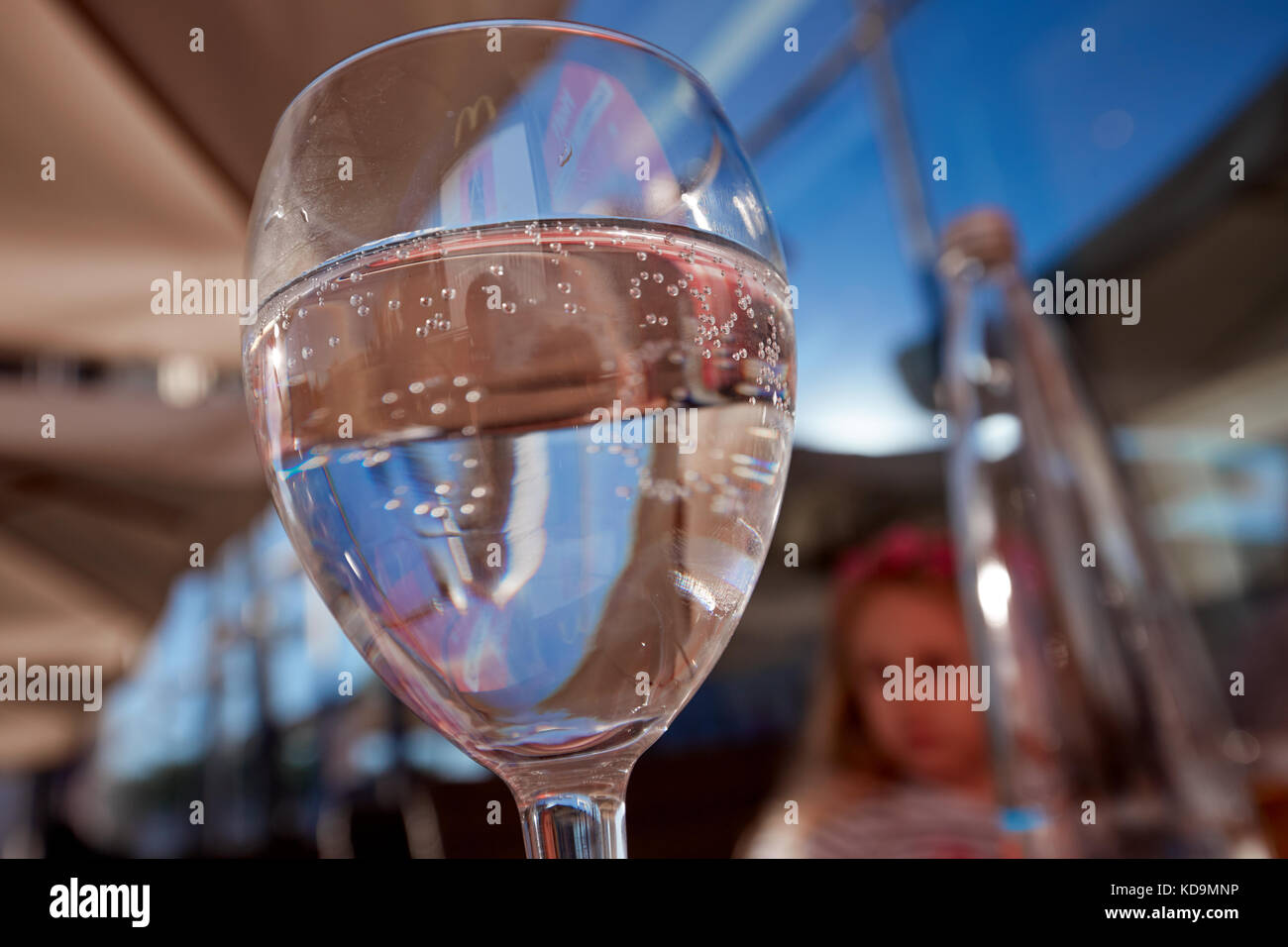 Reines Trinkwasser Glas im Sommer Terrasse Cafe. Stockfoto