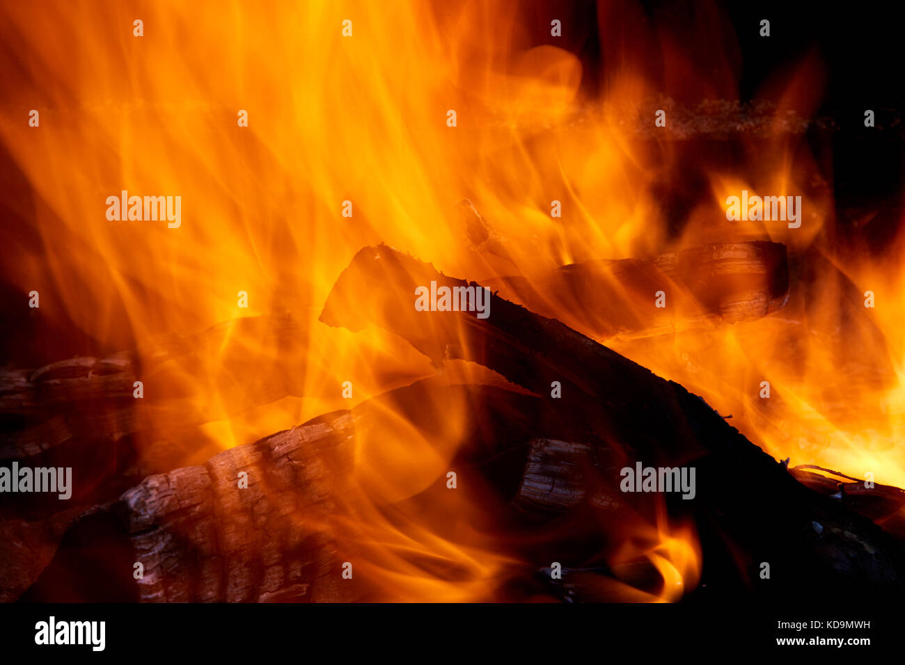 Brennen Brennholz im Kamin Nahaufnahme Foto. Stockfoto