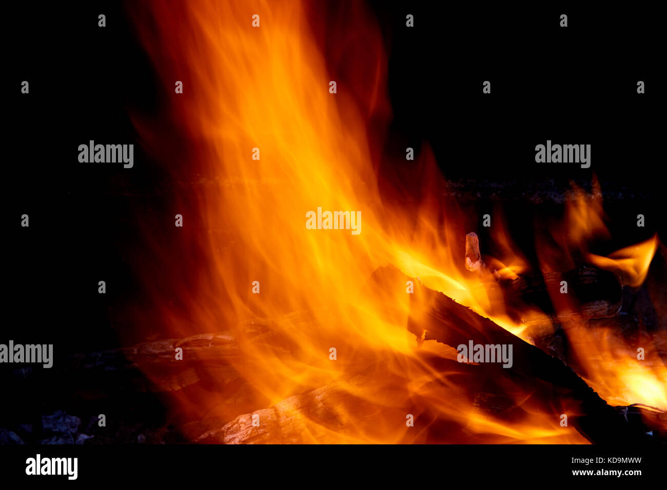 Brennen Brennholz im Kamin Nahaufnahme Foto. Stockfoto