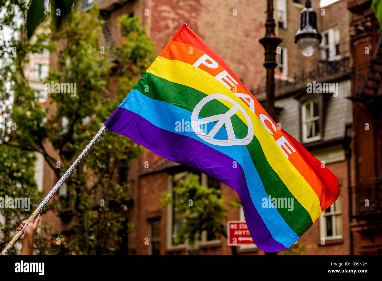 New York, Vereinigte Staaten. 11 Okt, 2017. Die Einweihung der lgbtq rainbow Freiheit Flagge am Stonewall national monument am 11. Oktober stattfand, 2017; das erste Mal der lgbtq Regenbogen Flagge dauerhaft in new york city angezeigt werden. Aktivisten bürokratischen Homophobie unter der Trumpf-Administration nach der National Park Service zitiert plötzlich ihre Förderung zog sich in die Veranstaltung. Credit: Erik mcgregor/Pacific Press/alamy leben Nachrichten Stockfoto