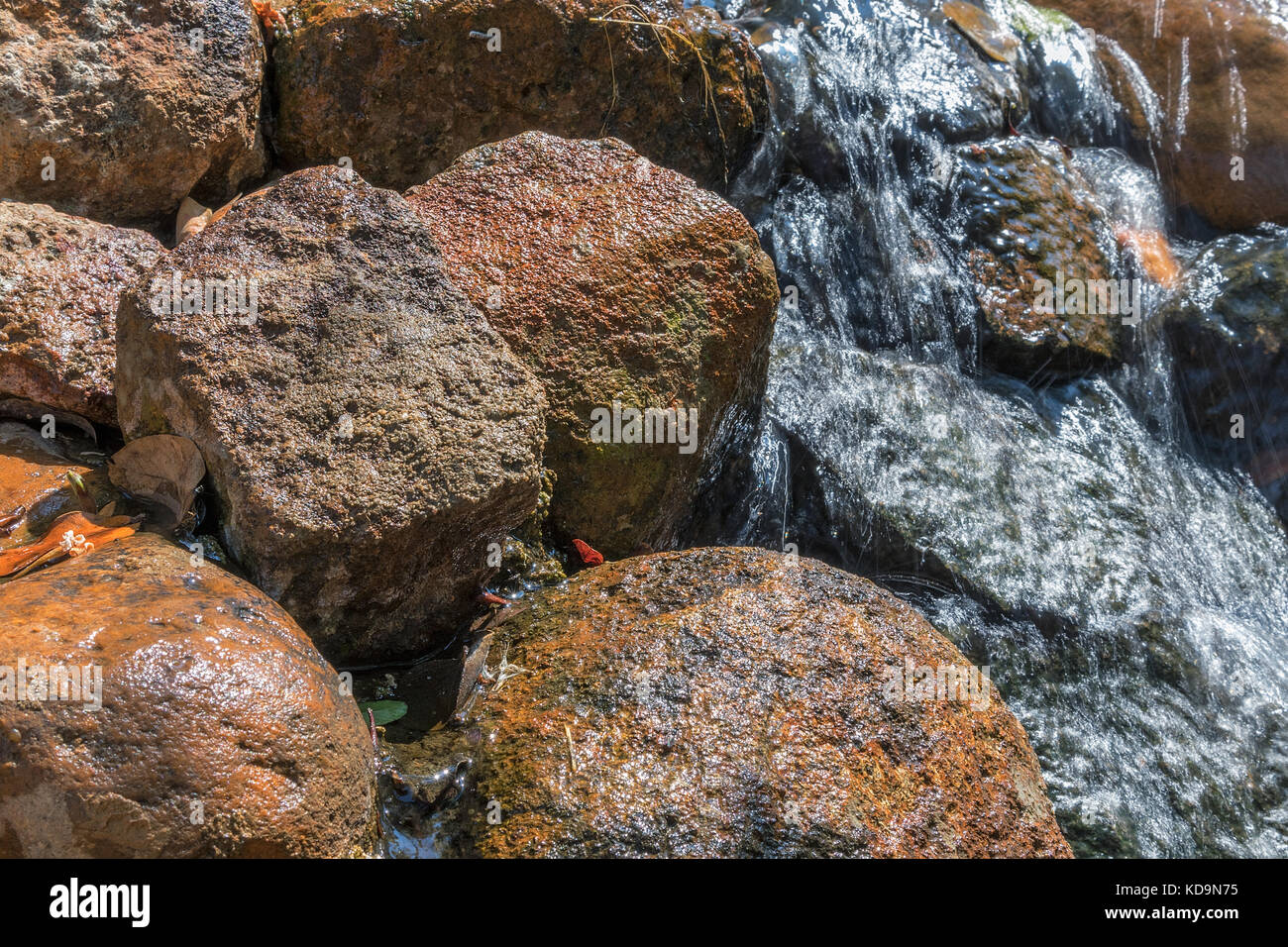 Fließend Wasser mit Steinen. Stockfoto
